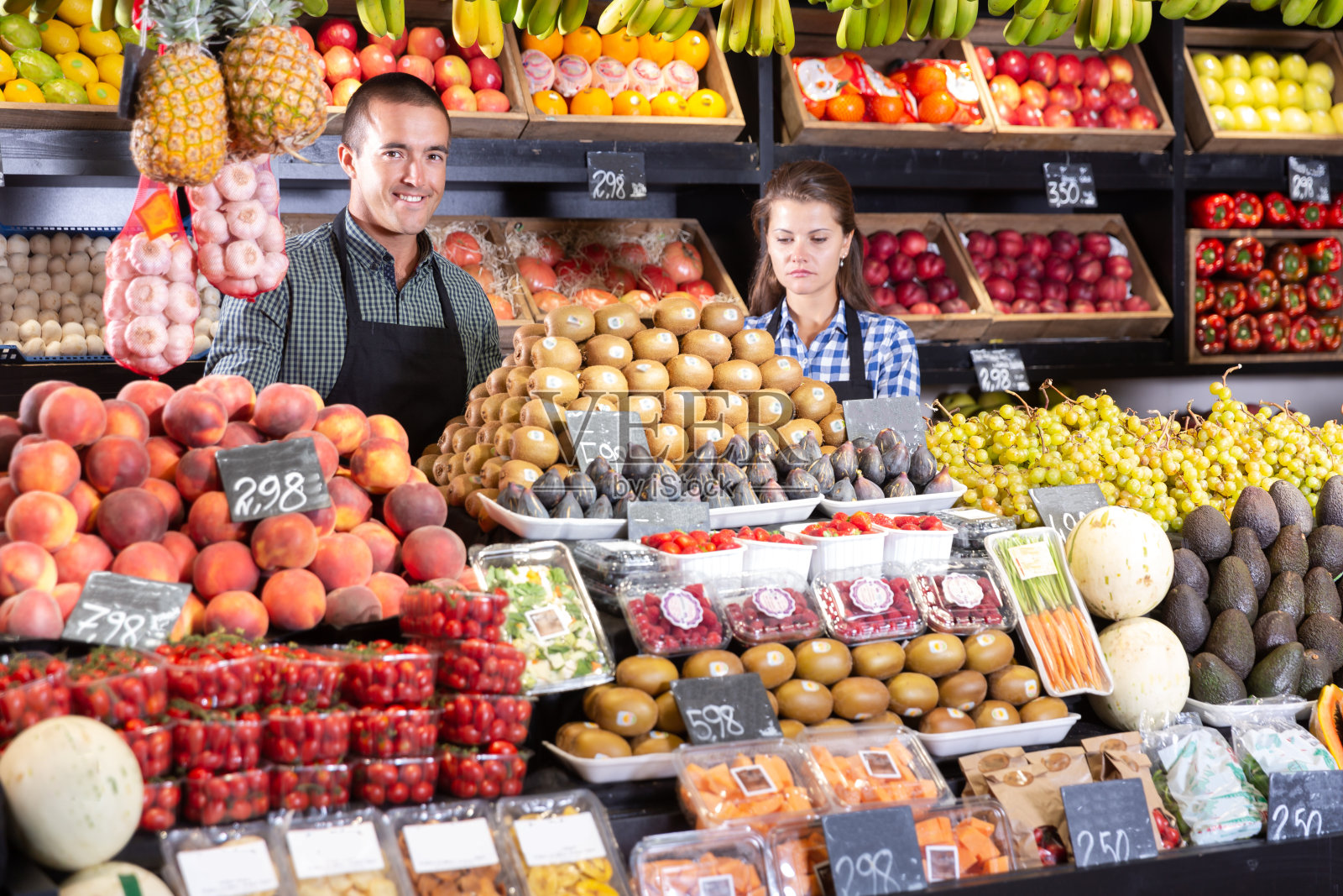 微笑的男女店员照片摄影图片