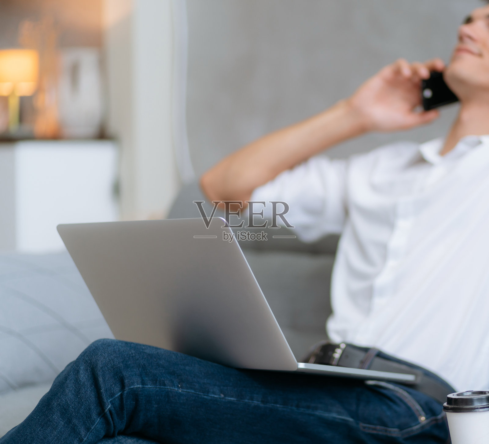 关闭了。年轻的企业家正在用智能手机交谈照片摄影图片