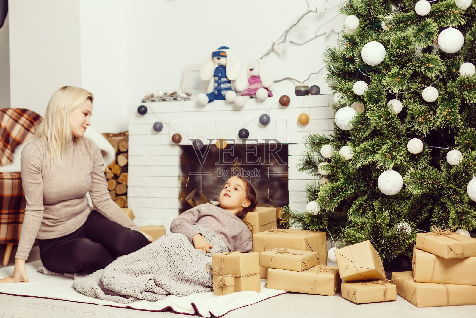 快乐的妈妈和小女儿在家里装饰圣诞树照片摄影图片