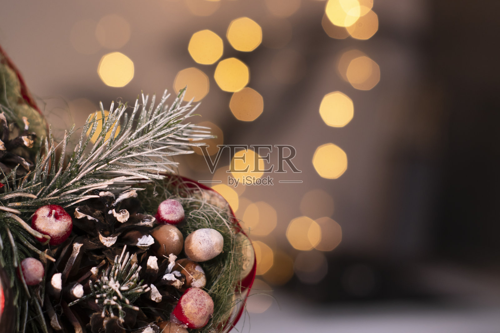 圣诞节装饰:树枝，新年玩具，金箔。模板的名片。本空间照片摄影图片