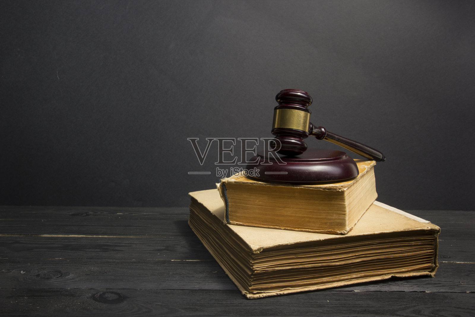 法律概念-在法庭或执法办公室的桌子上用法官的木槌打开法律书。文本复制空间照片摄影图片