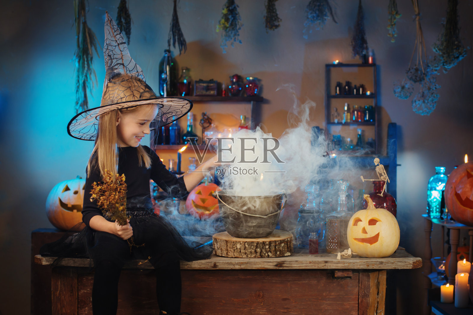 有万圣节装饰的漂亮小女巫照片摄影图片