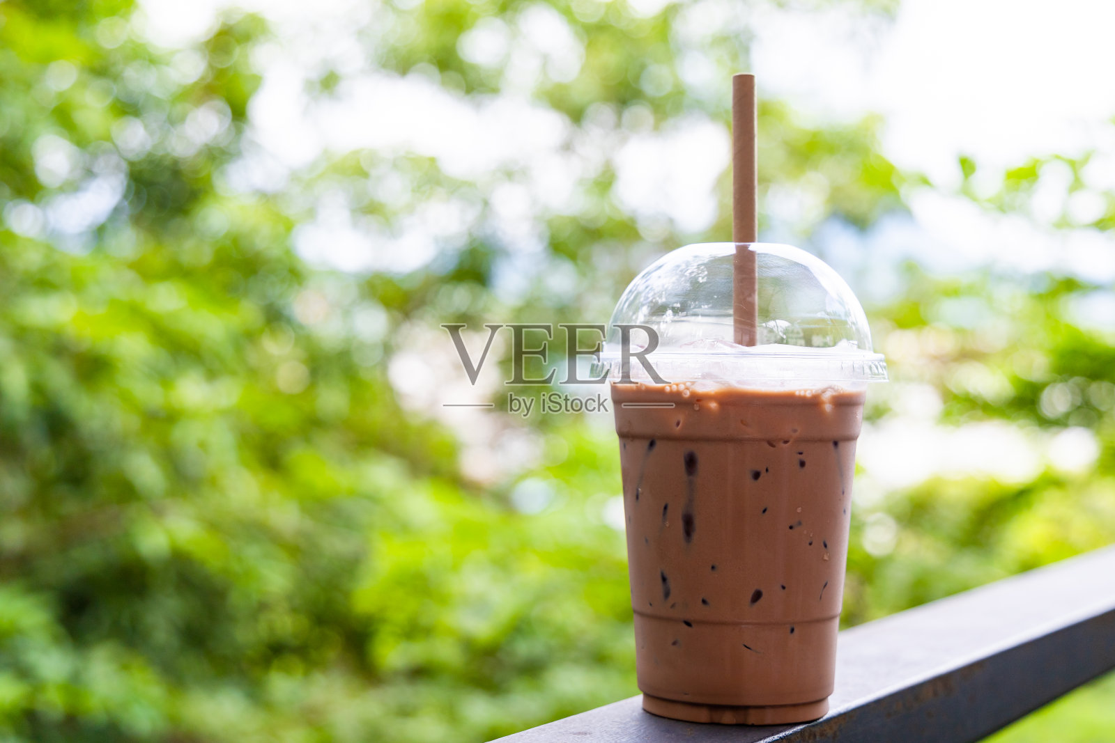 塑料杯的冰巧克力照片摄影图片