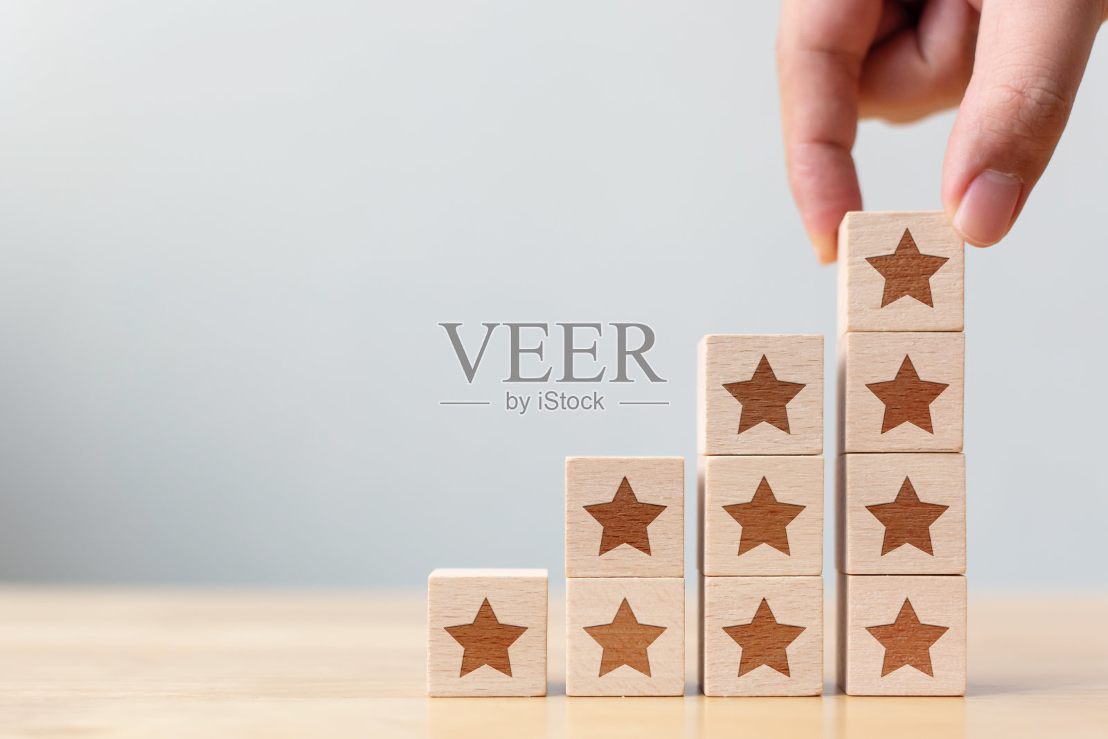 手工排列木块堆垛步向上移动与图标五星符号。评价客户服务满意度体验理念照片摄影图片