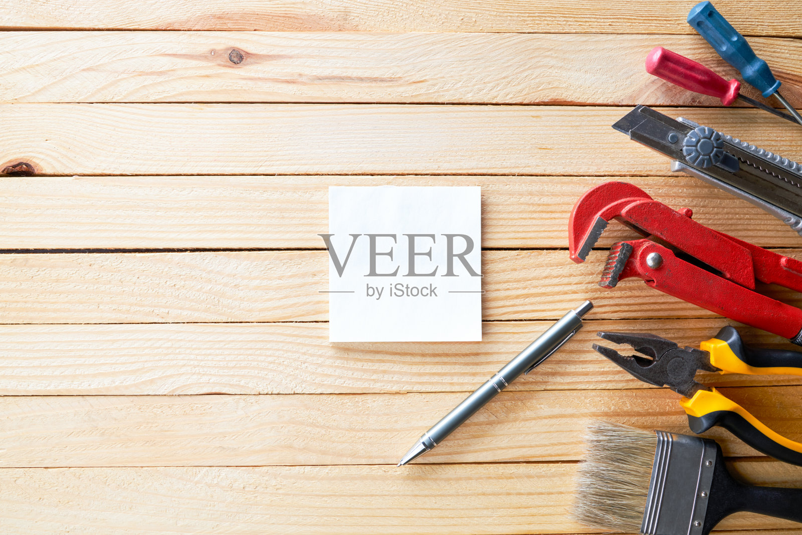 杂工和修理工配件修理在木制书桌的背景。国内问题调整概念。以上的观点。帧边界照片摄影图片