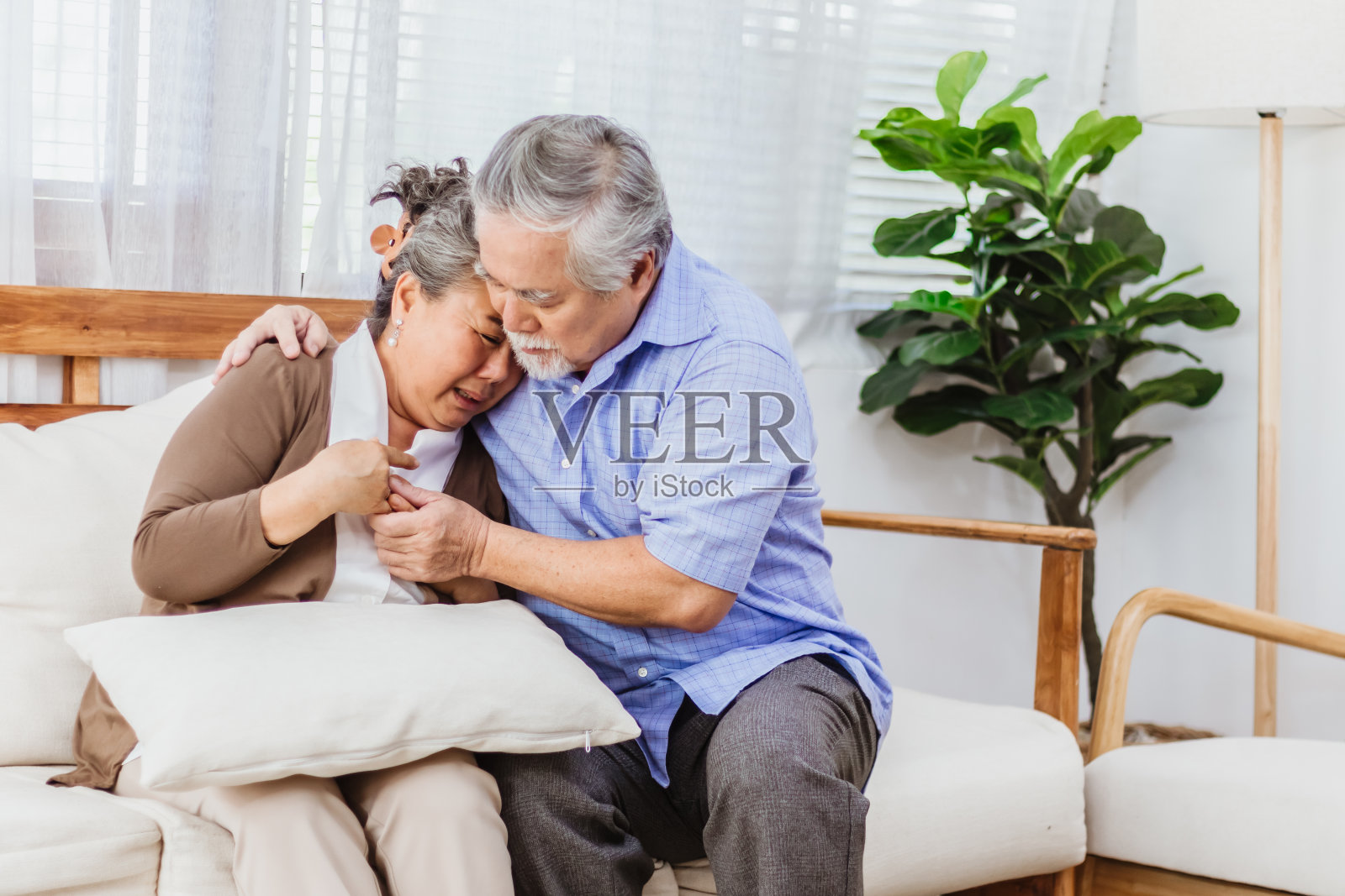 退休的亚洲老年妻子因心脏病发作或病情严重或担心丈夫在家照顾。医疗急救和医疗保险保障理念照片摄影图片