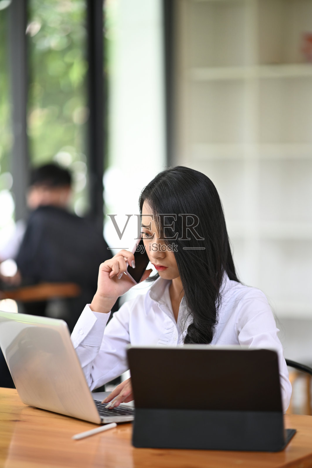 年轻女子用智能手机打电话时的紧张时刻。照片摄影图片