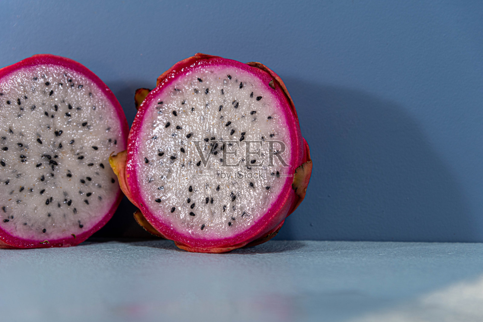 火龙果分成两半照片摄影图片
