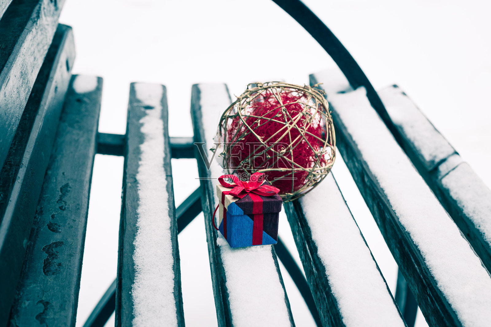 长凳上的彩色小礼品盒照片摄影图片