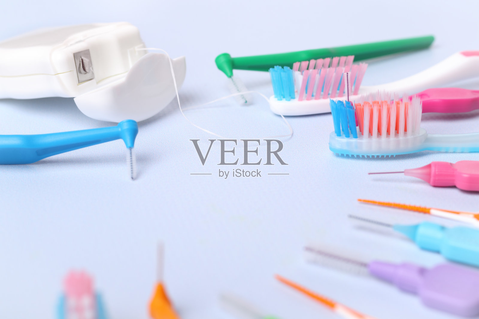 蓝色的是不同的牙刷和牙线，特写。照片摄影图片