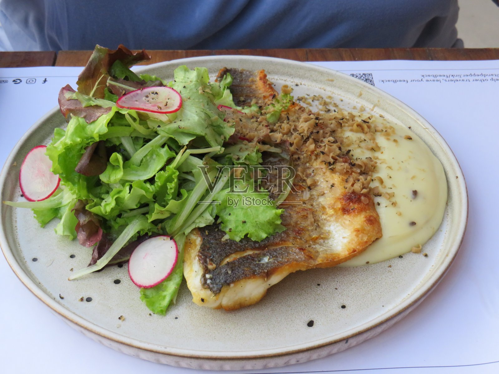 烤鱼片放在盘子里照片摄影图片