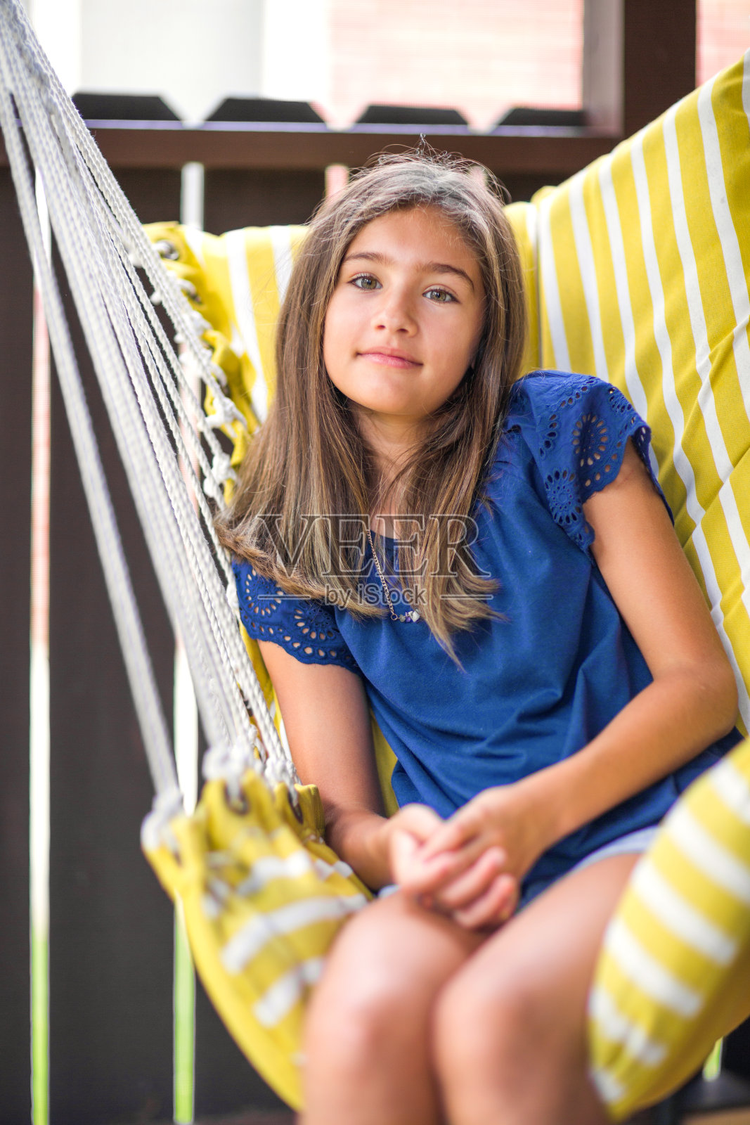 一个快乐的年轻西班牙女孩微笑的肖像。照片摄影图片