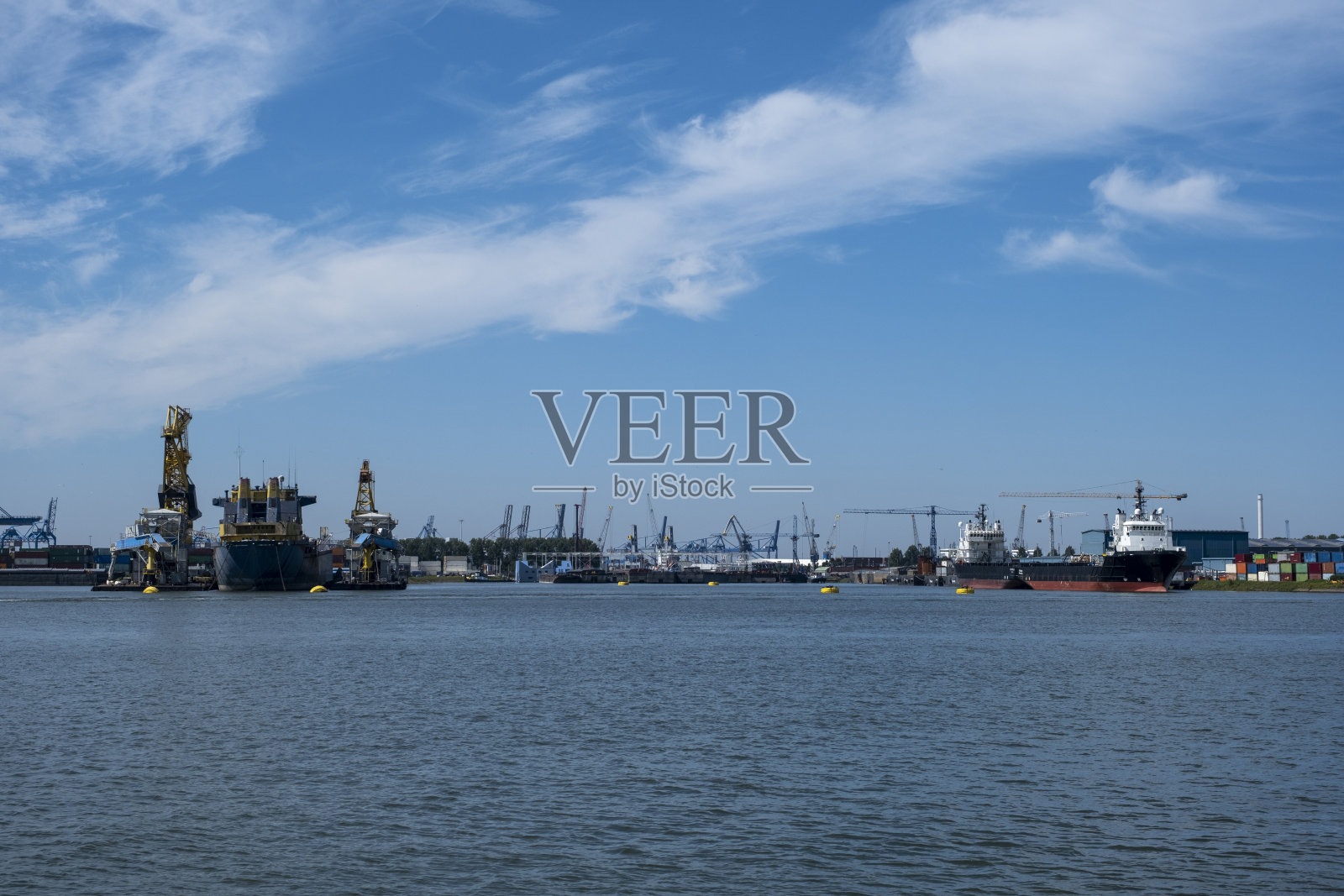 荷兰鹿特丹港口，大型起重机和集装箱照片摄影图片