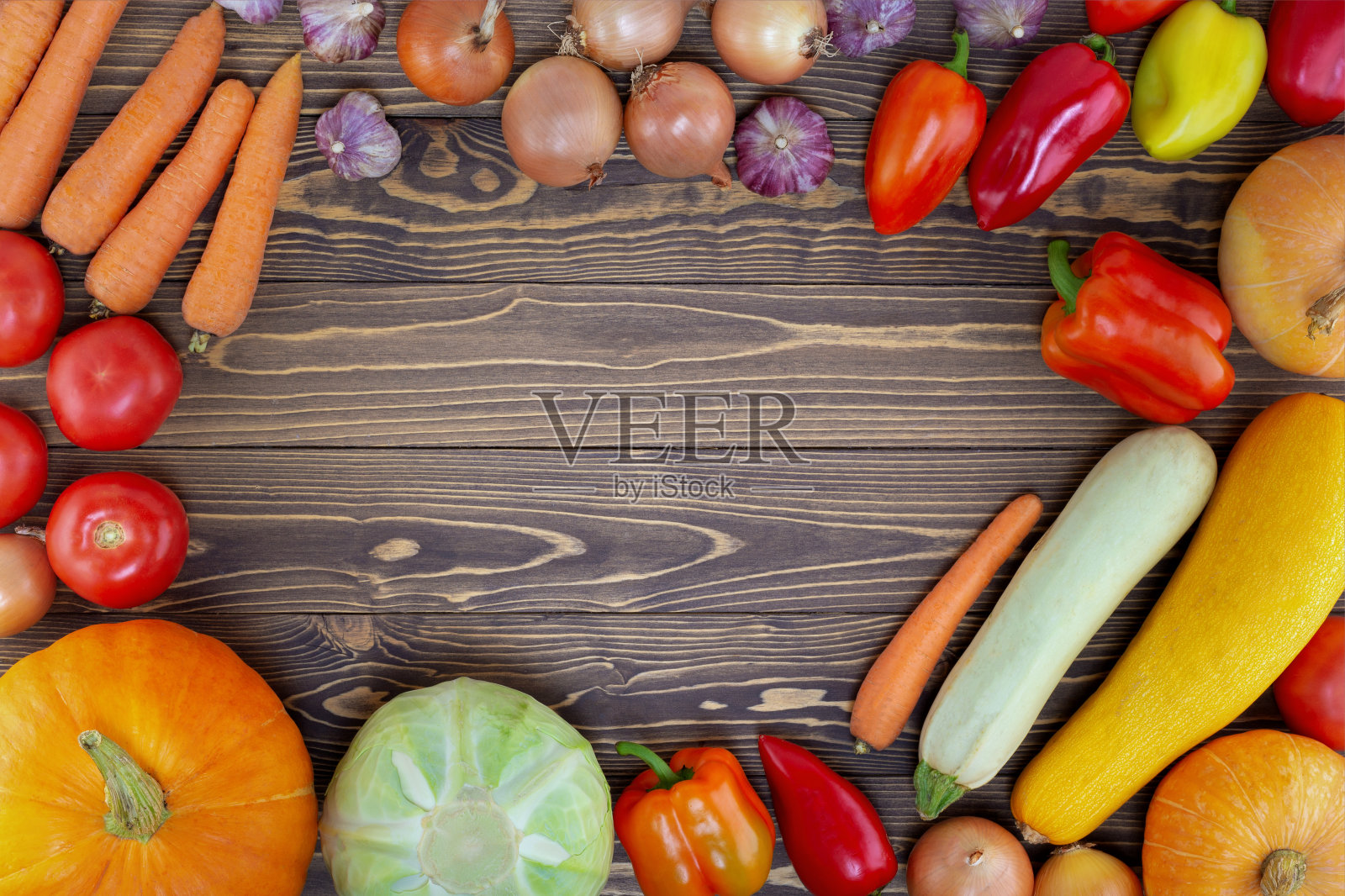 有复印空间的木桌上放着新鲜蔬菜。照片摄影图片