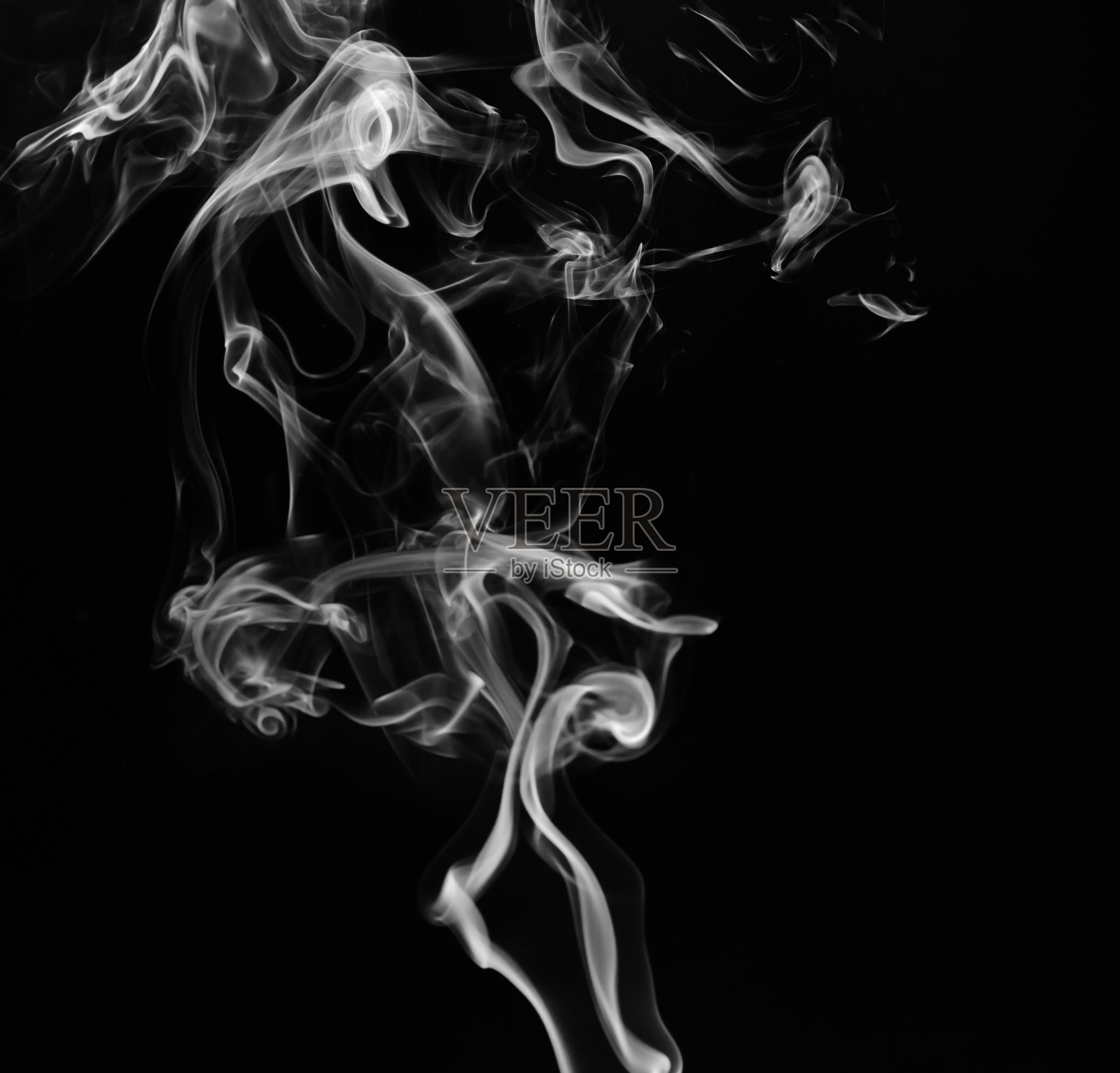 白色烟雾在黑色背景上的抽象碎片运动。照片摄影图片