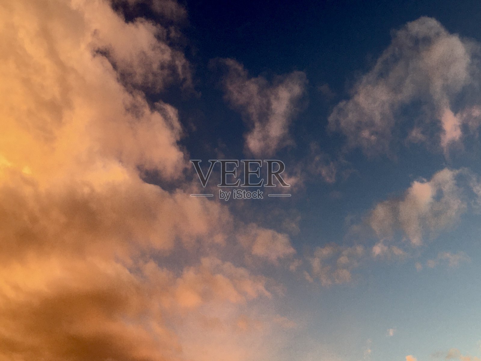 香草味的天空和教堂附近的双彩虹。照片摄影图片