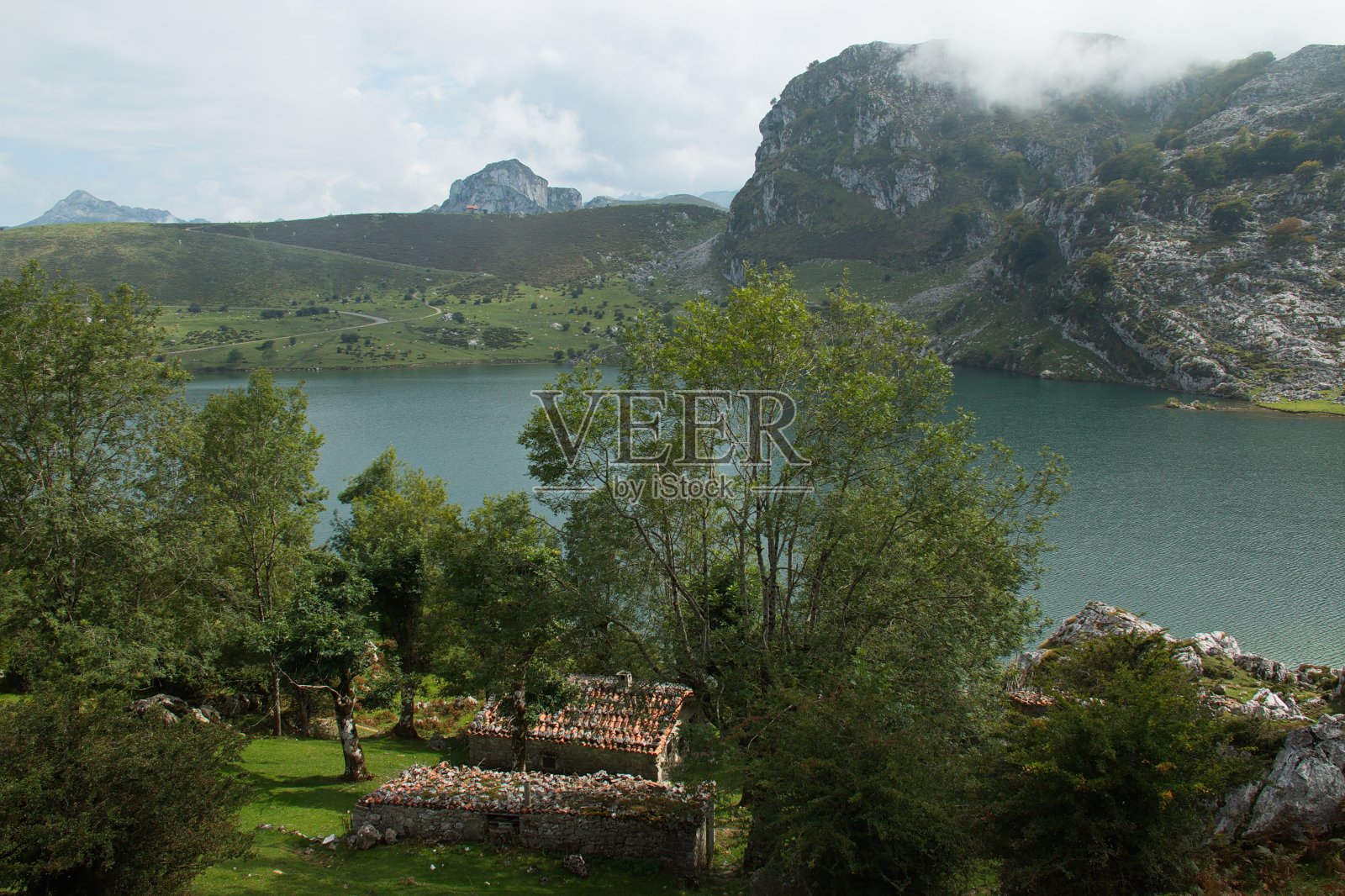 欧洲西班牙阿斯图里亚斯的欧洲皮科斯国家公园的伊诺湖照片摄影图片