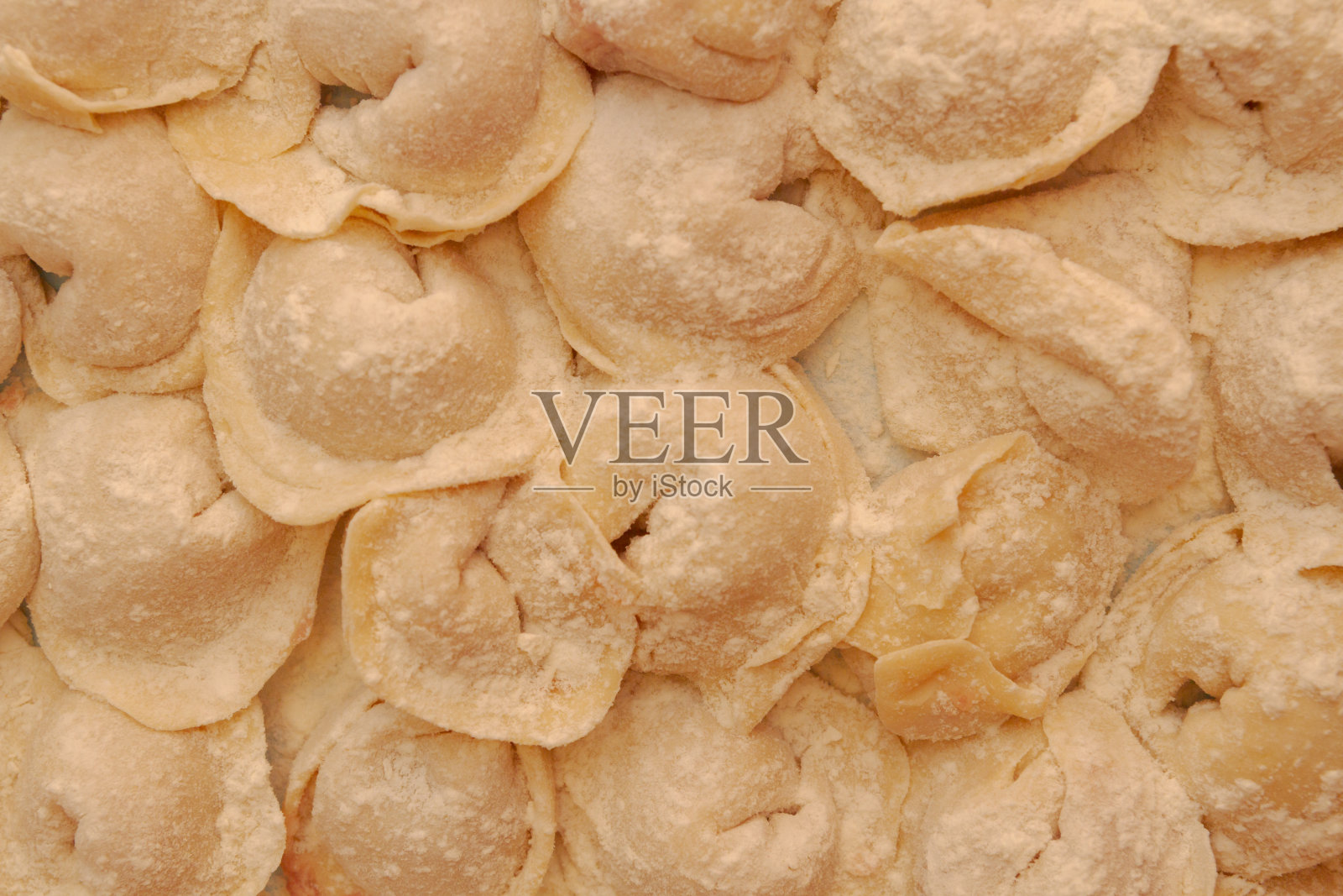 家里的饺子放在厨房的一块木板上照片摄影图片