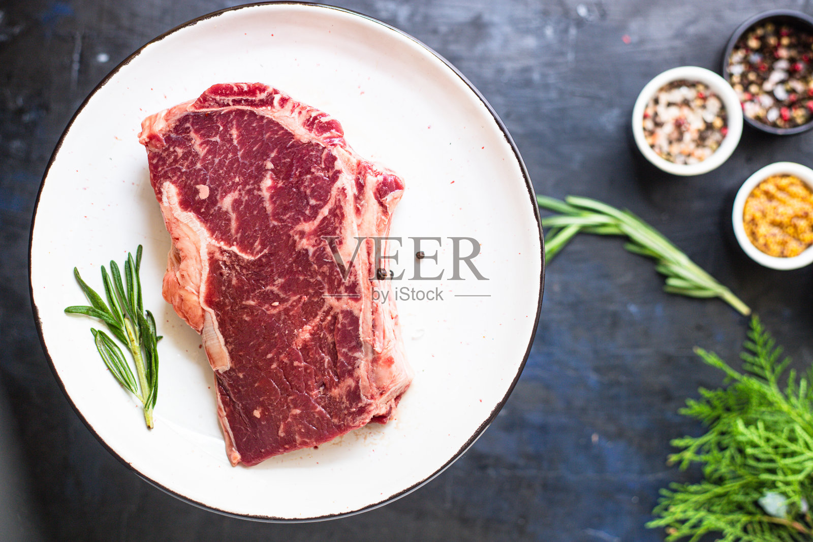 生牛排肋眼肉牛肉多汁的桌子上的服务大小第二道菜俯视图复制空间文字食物背景乡村照片摄影图片