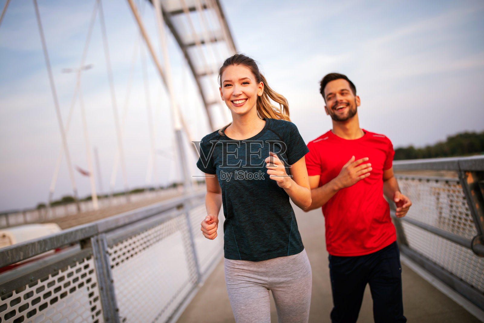 朋友们一起健身锻炼户外生活积极健康照片摄影图片