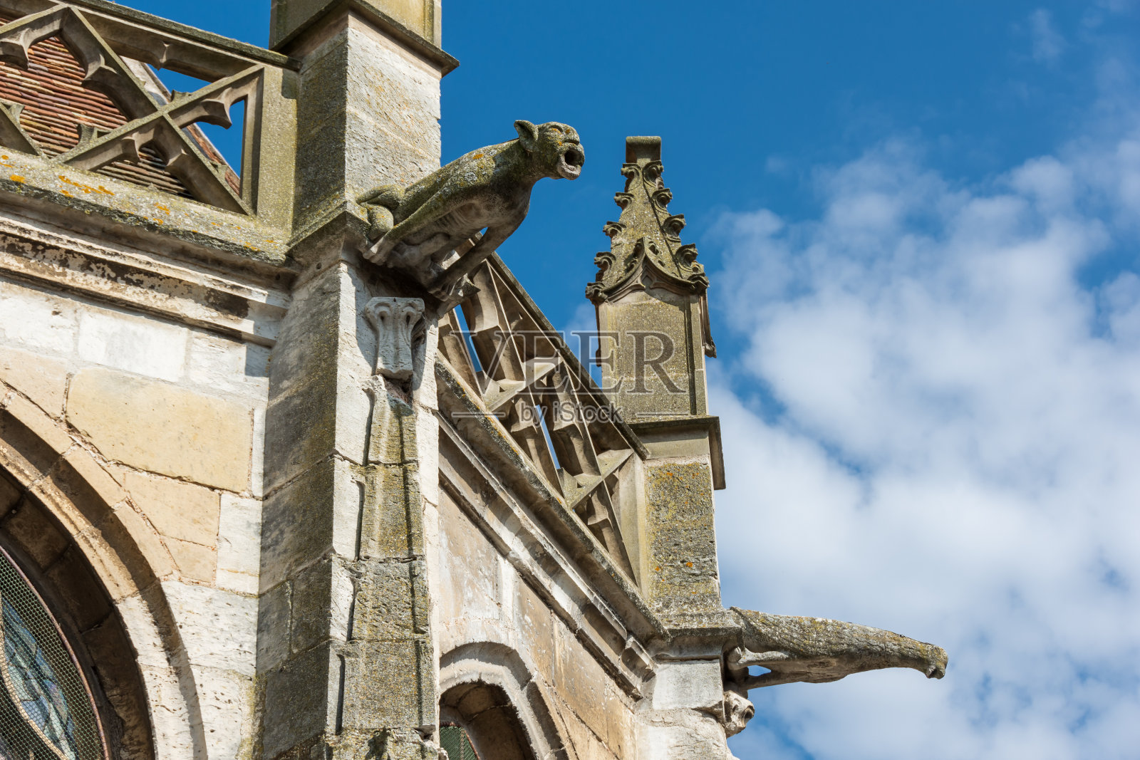 法国德雷圣皮埃尔教堂正面的滴水嘴兽照片摄影图片