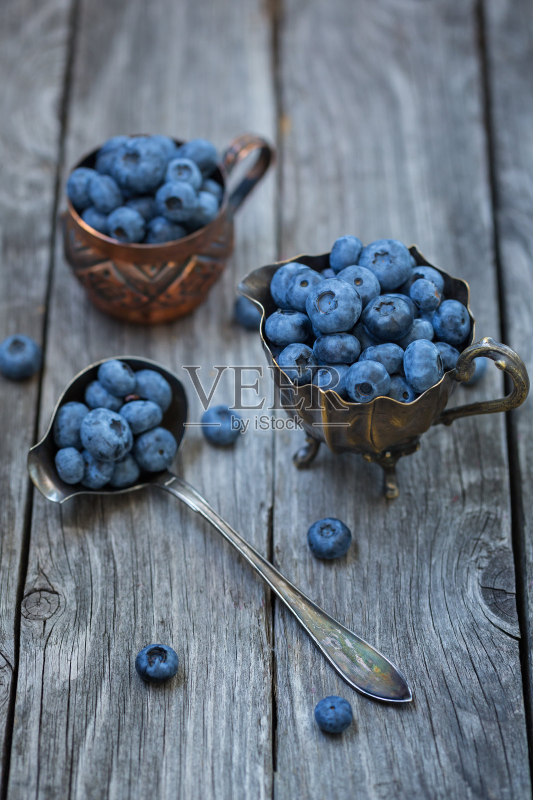 旧木背景上的蓝莓，复古风格的照片。照片摄影图片
