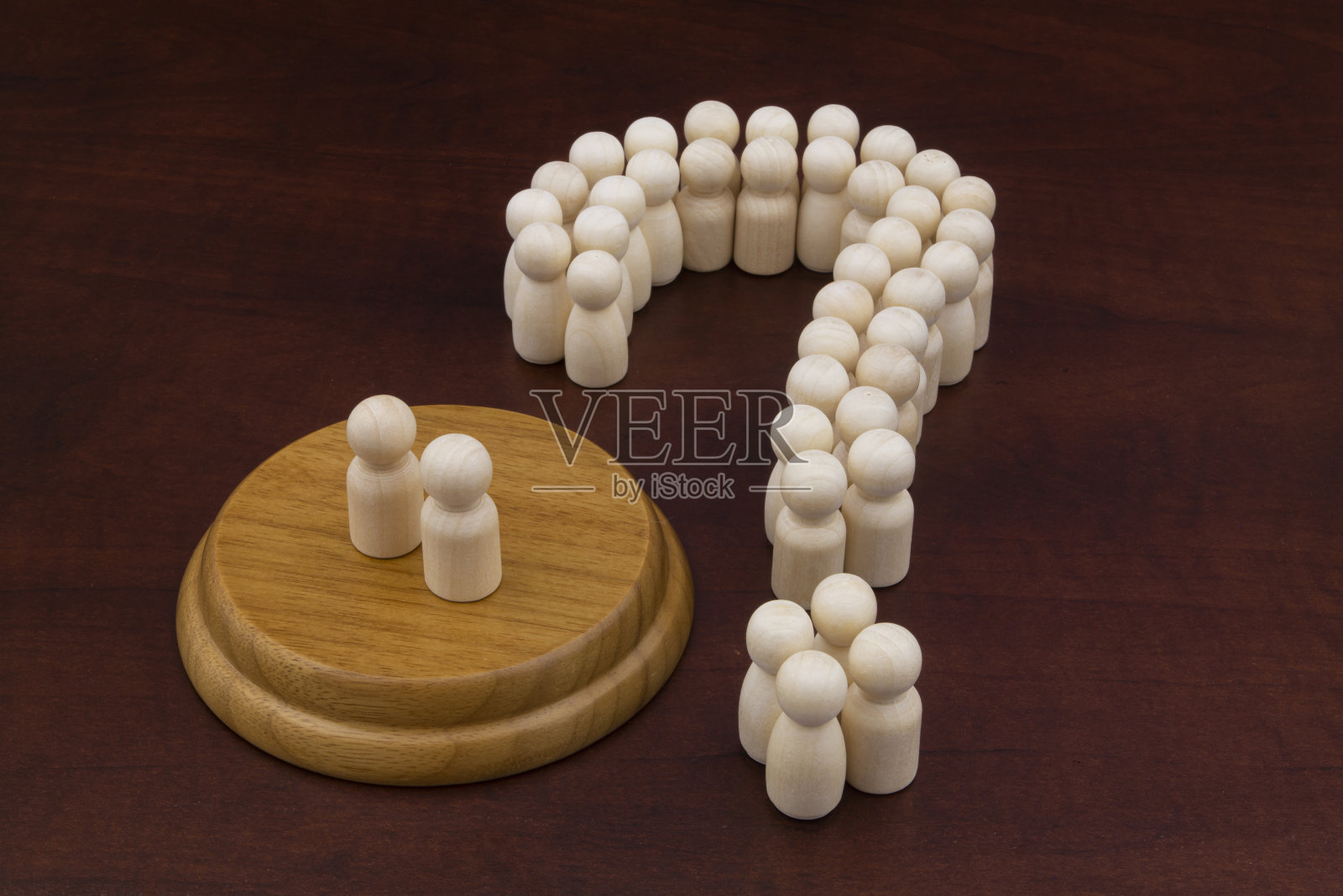 一群人作为问号站着，两个人站在外面。照片摄影图片