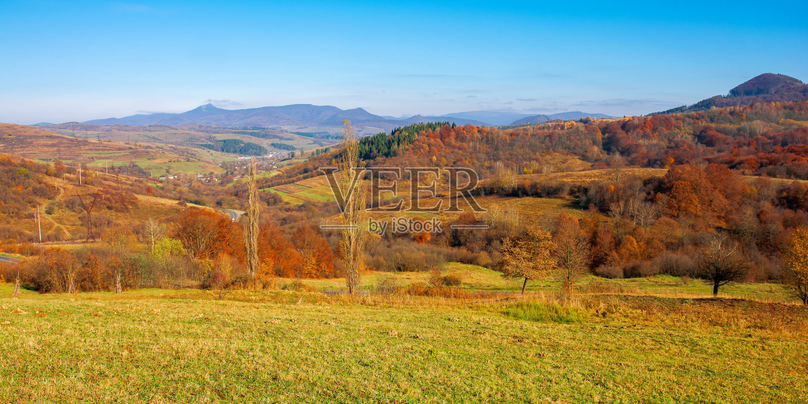 多山的乡村在一个阳光明媚的日子照片摄影图片