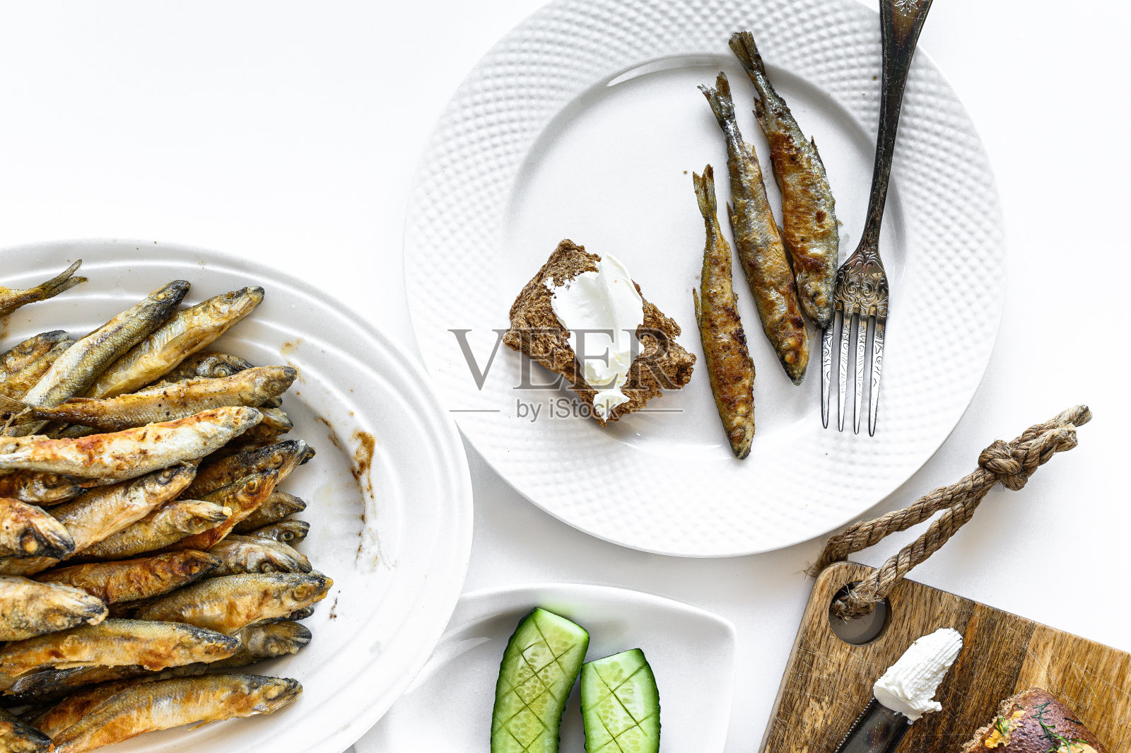 清炒小菜和蔬菜的开胃菜。白色背景。俯视图照片摄影图片