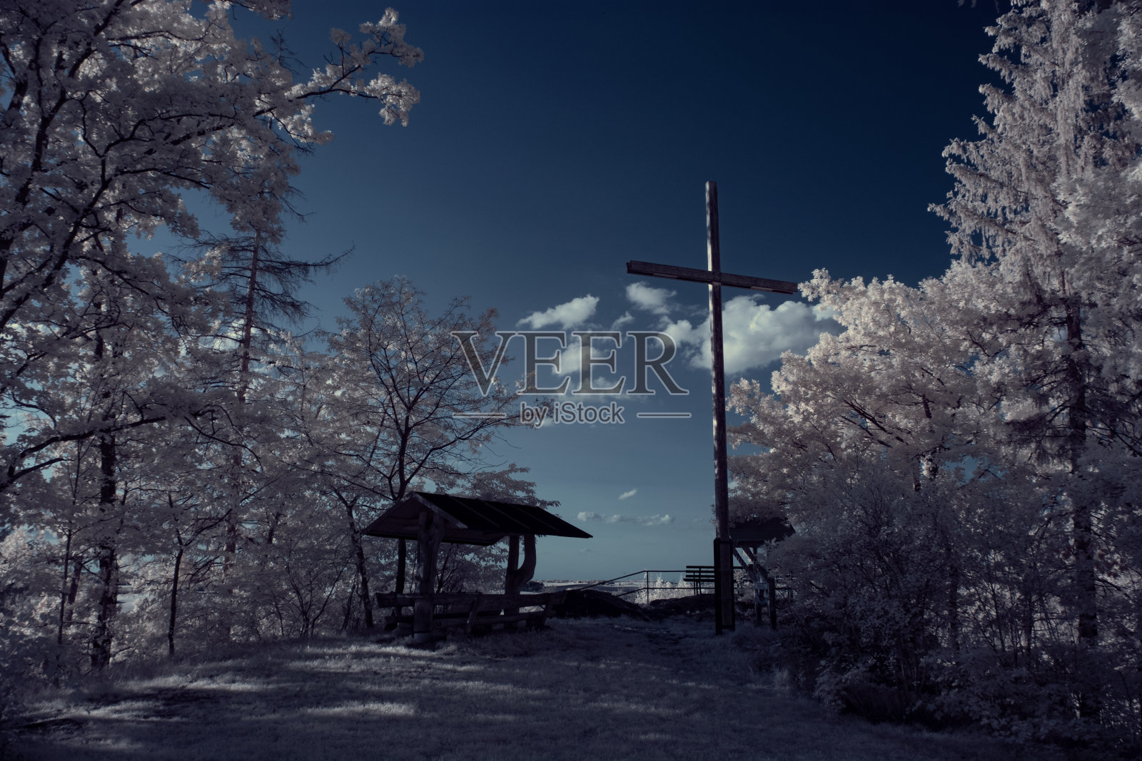 红外摄影-红外照片下的景观天空与云照片摄影图片