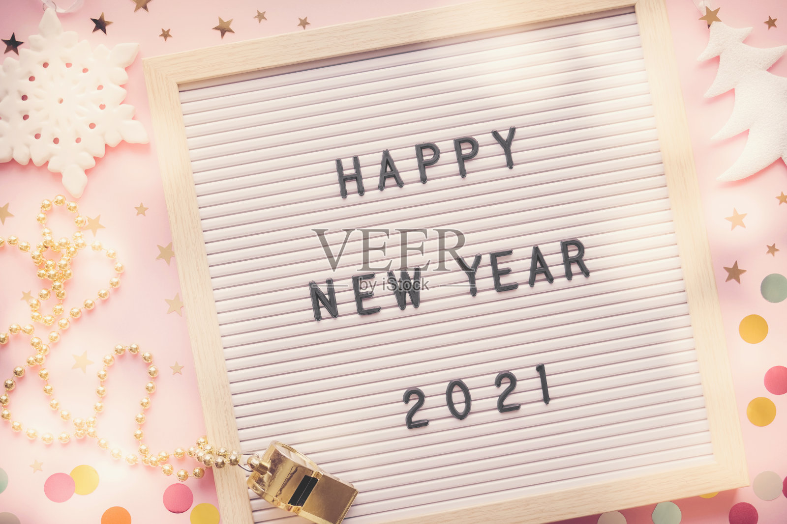 贴着节日装饰的广告牌上写着“2021年新年快乐”照片摄影图片