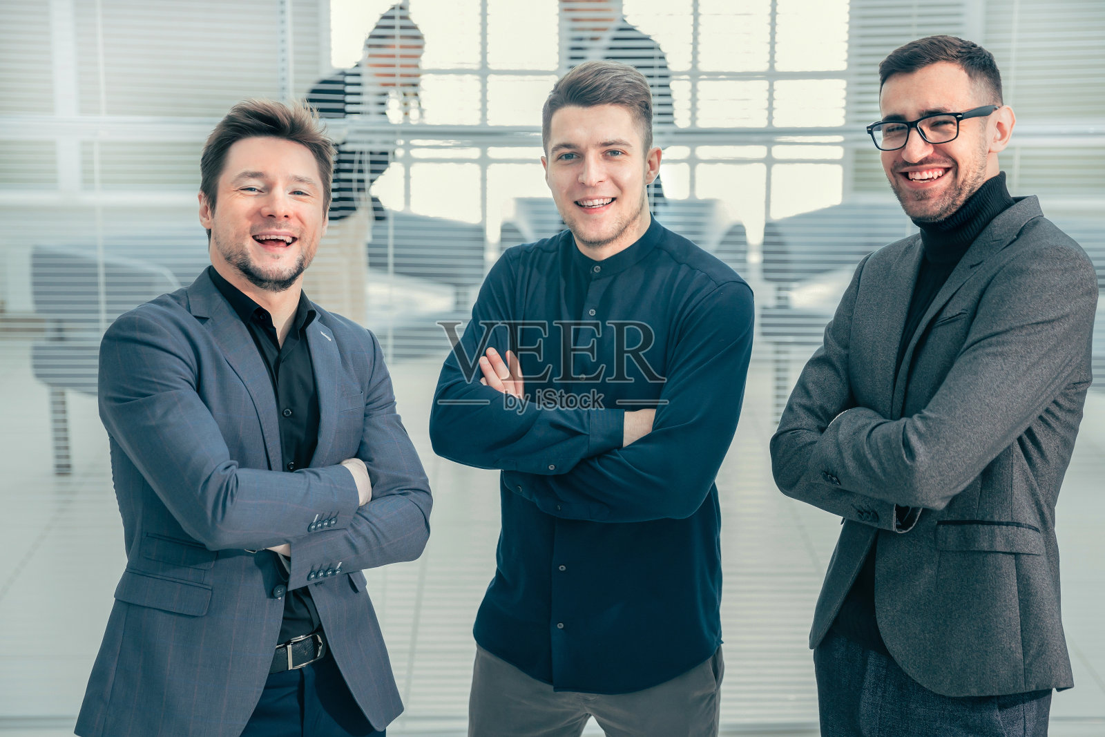 关闭了。一群员工站在办公室里照片摄影图片