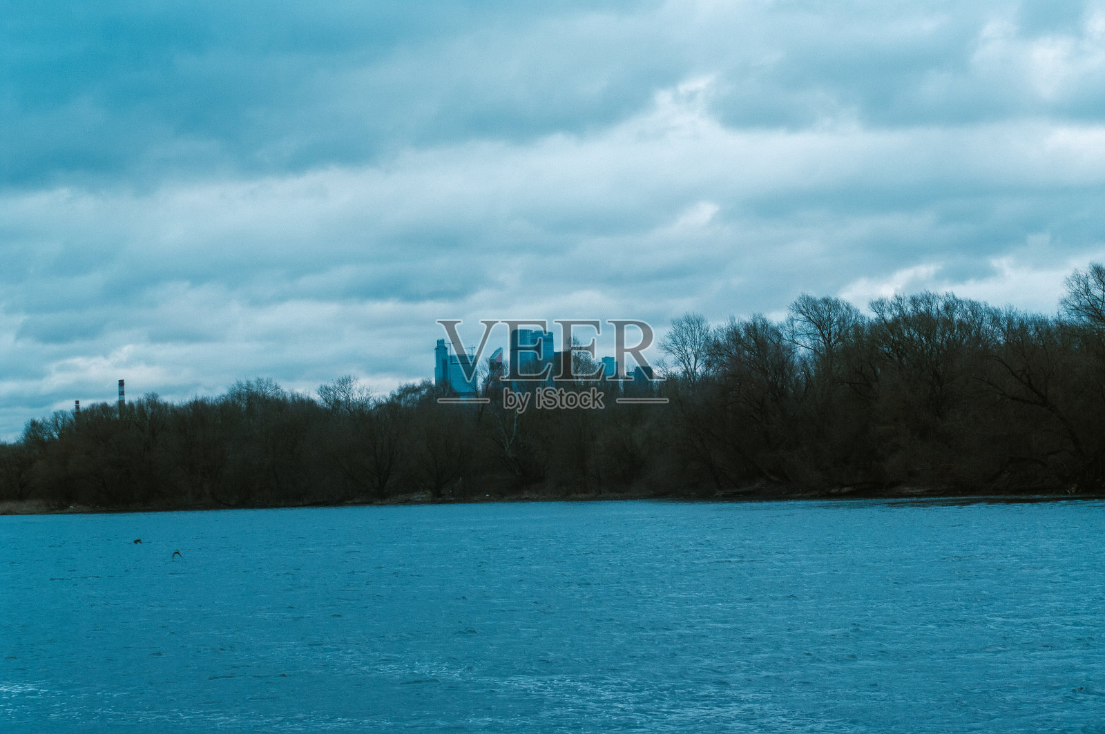 一个多云的春天的早晨，河岸上照片摄影图片