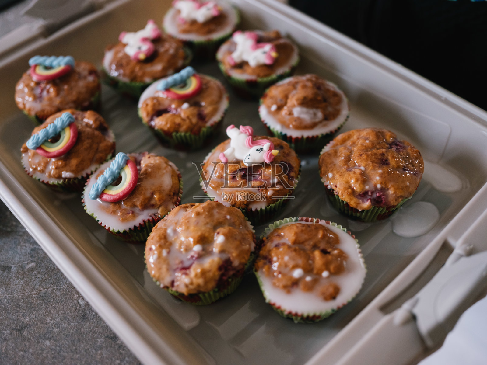 烘焙和装饰蛋糕照片摄影图片