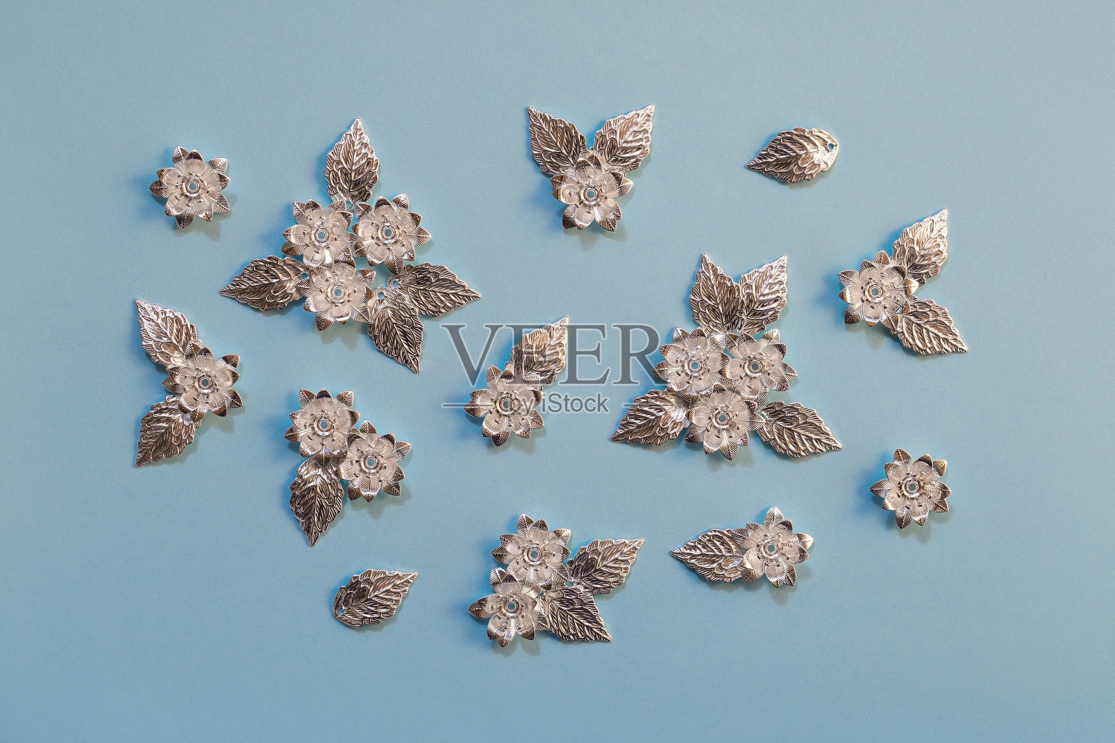 银色细节创建珠宝，串珠，和服装设计。金属花和叶，平铺照片摄影图片