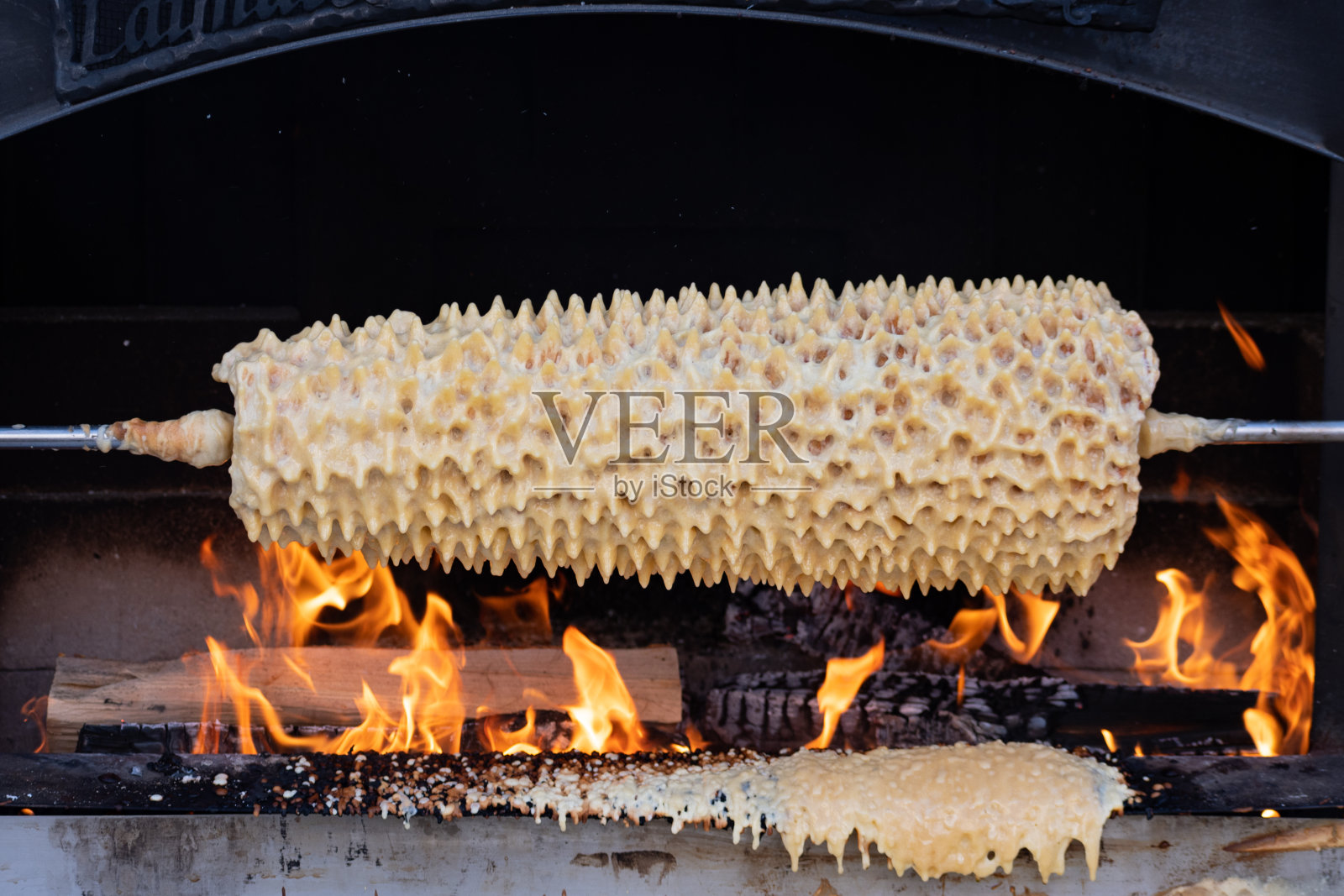 准备或烘焙Sakotys，立陶宛和波兰传统树蛋糕，圣诞饼干照片摄影图片