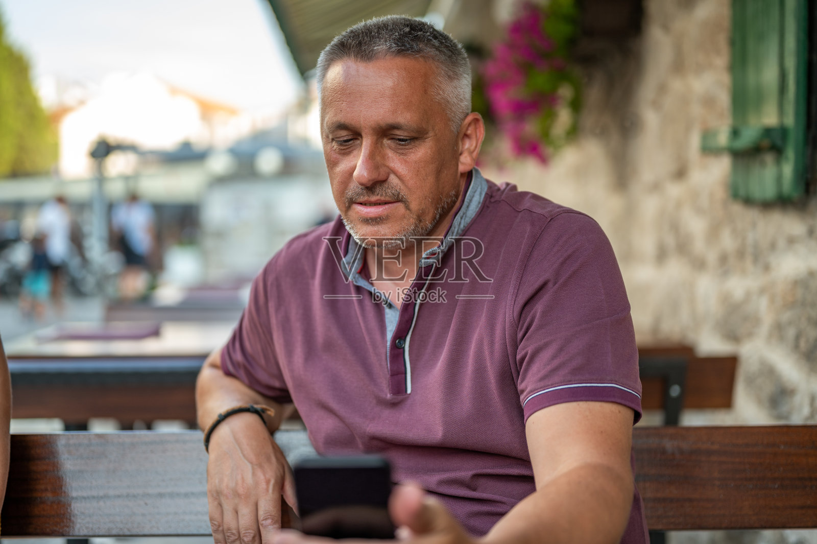 一个成年人在户外的咖啡馆里使用手机照片摄影图片