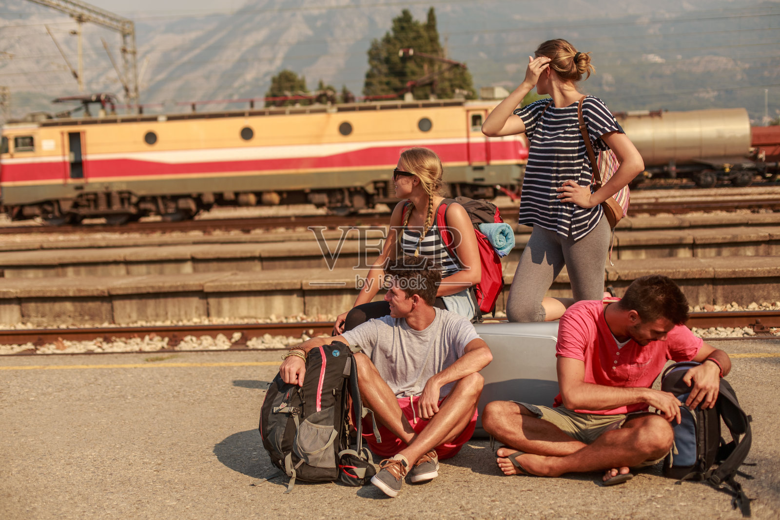 一群朋友急于登上火车，开始他们的旅行照片摄影图片