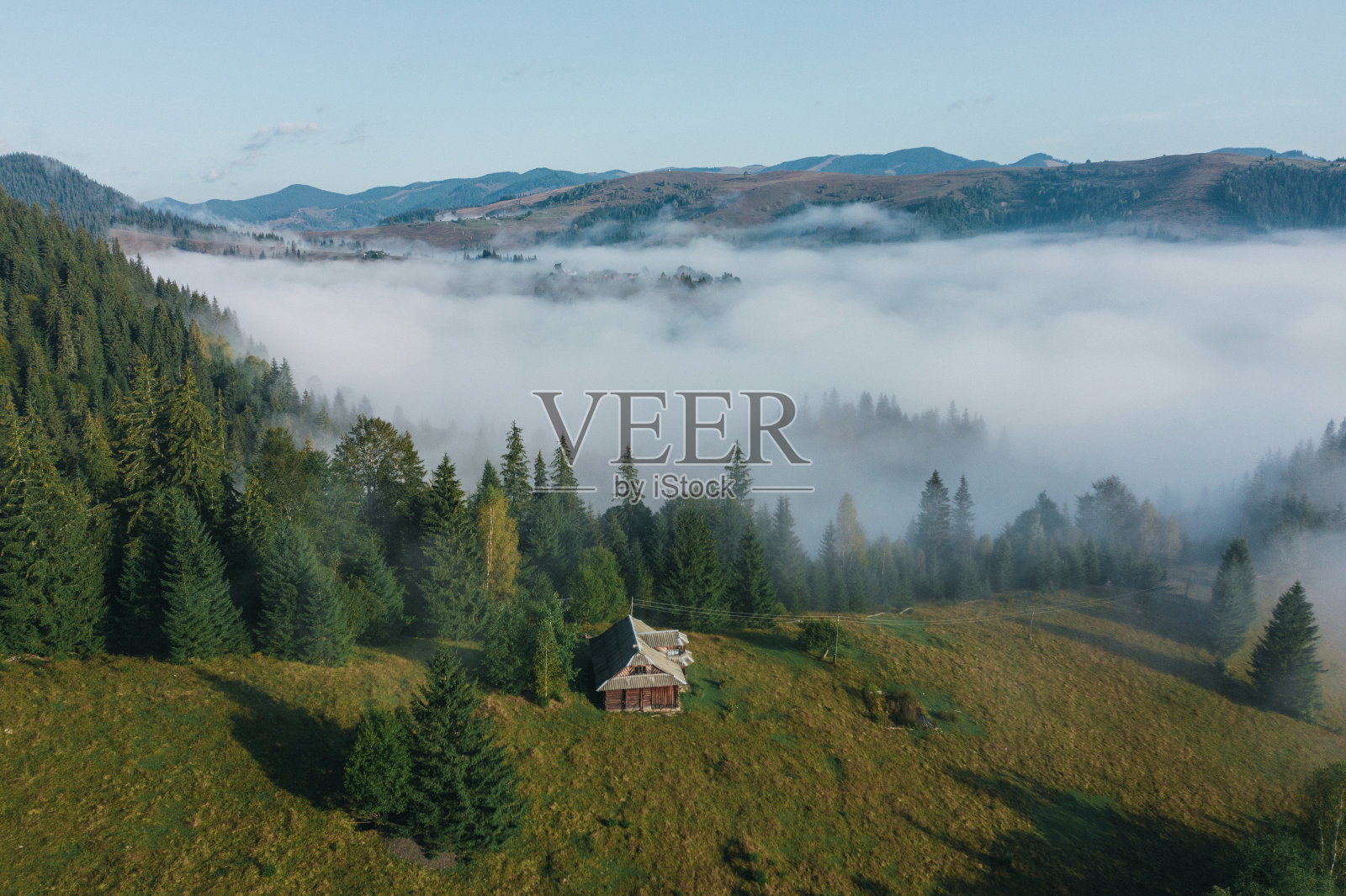 山中村庄风景鸟瞰图照片摄影图片