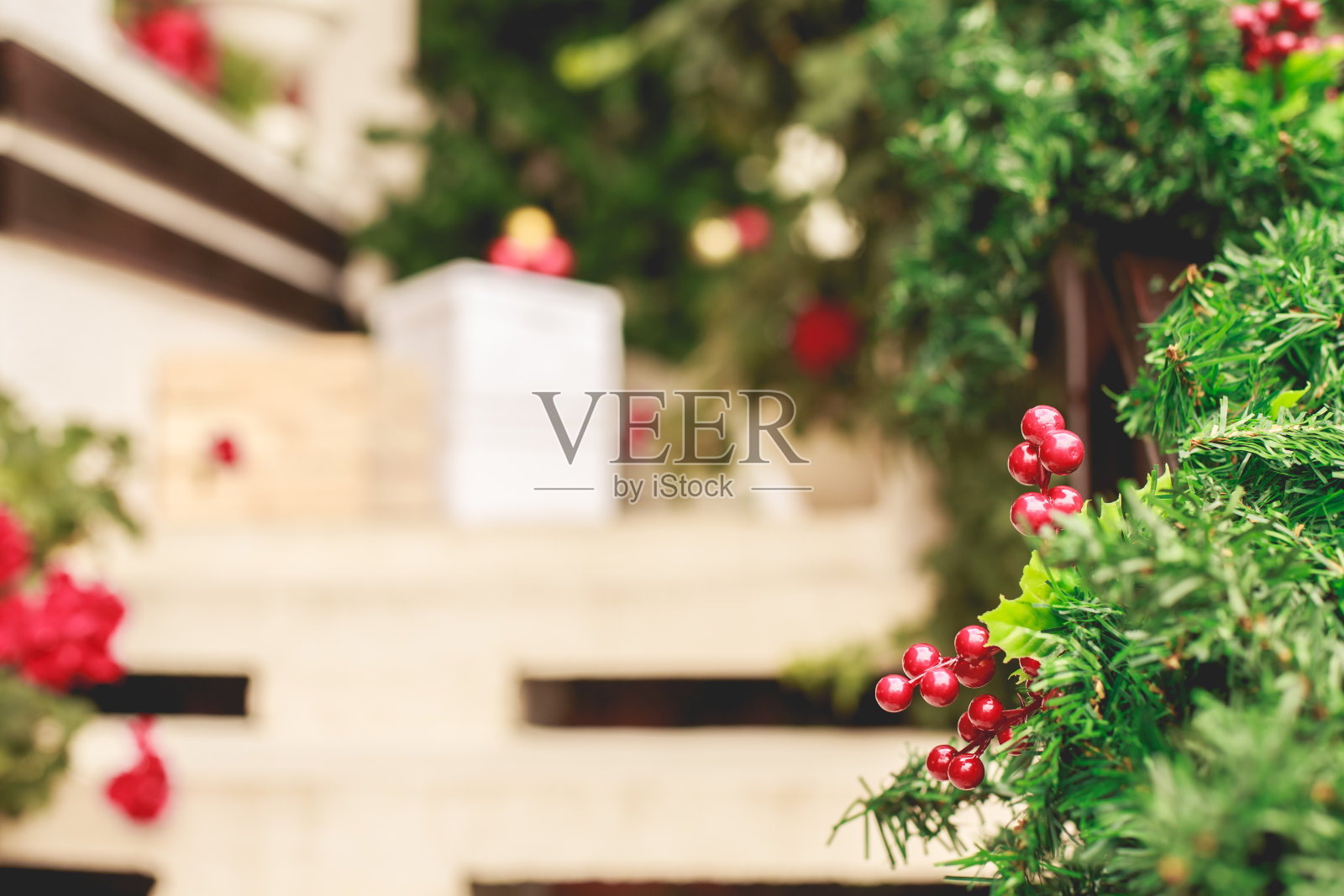 房门口的常青花环照片摄影图片