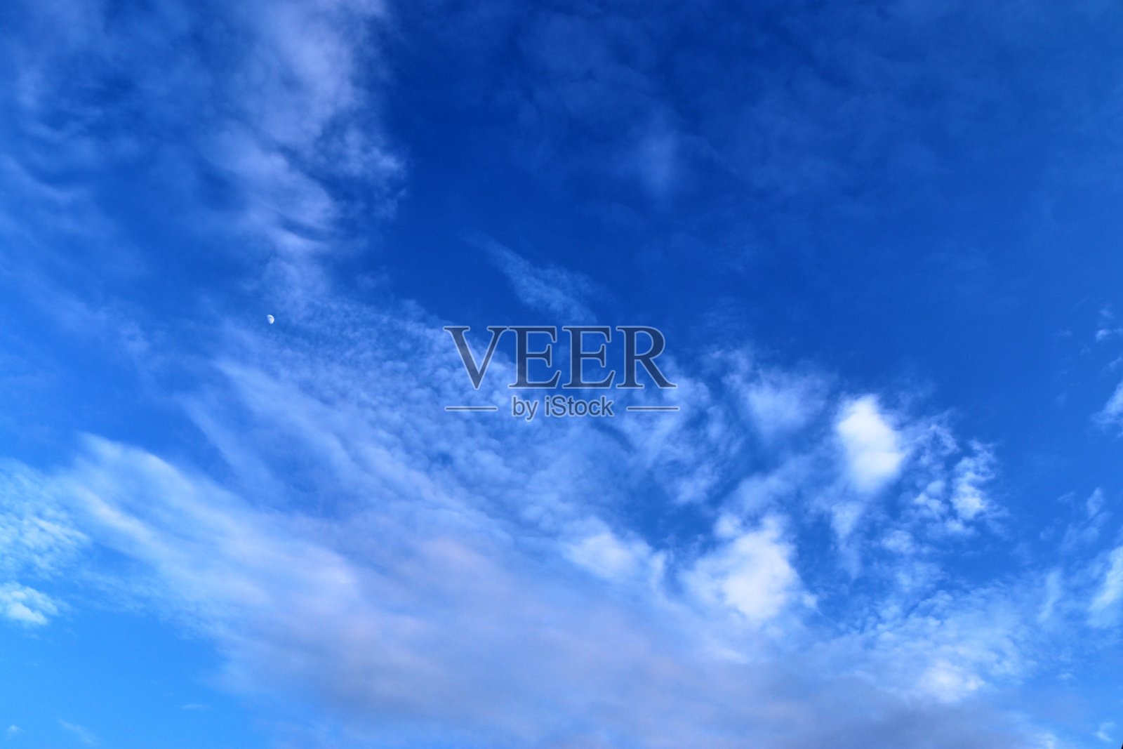 美丽的蓬松的白云形成在深蓝色的夏天的天空照片摄影图片