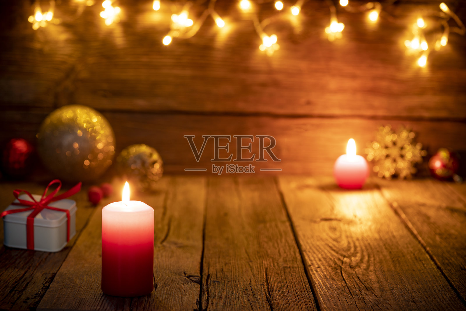 圣诞背景红蜡烛和丝带礼物上的乡村木材照片摄影图片