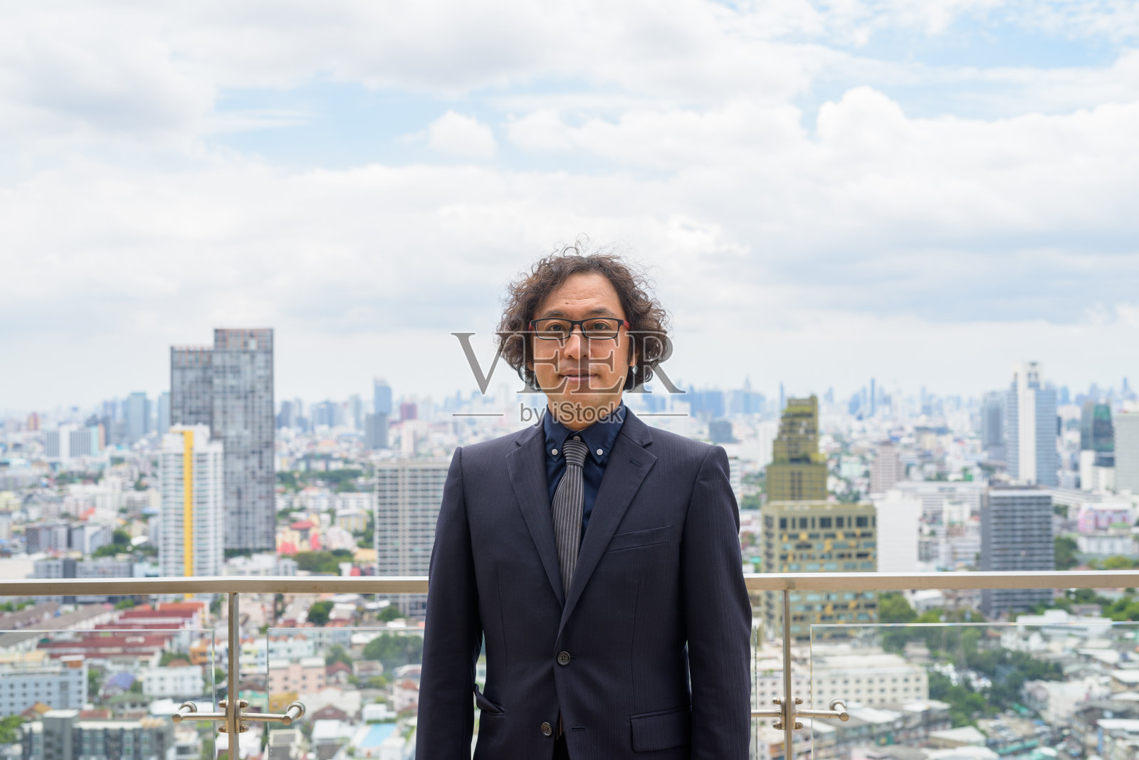 日本商人与卷发戴眼镜对城市的看法照片摄影图片