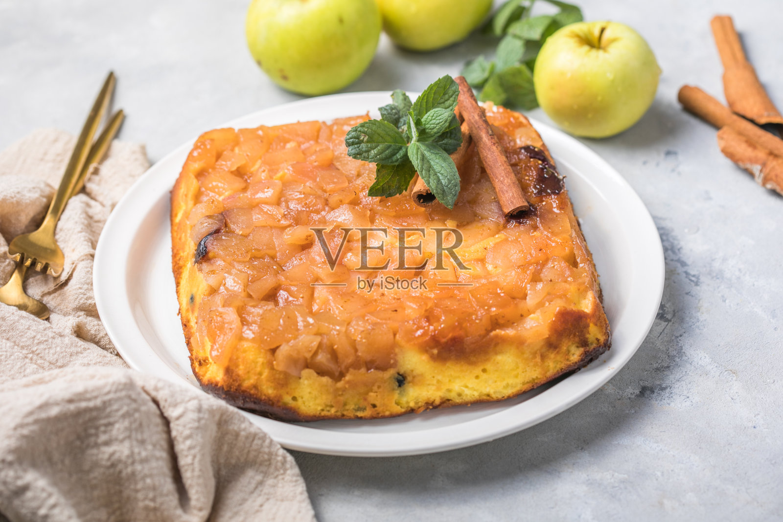 白软干酪砂锅配苹果和肉桂。健康早餐的概念。甜食，无麸质，自制蛋糕照片摄影图片