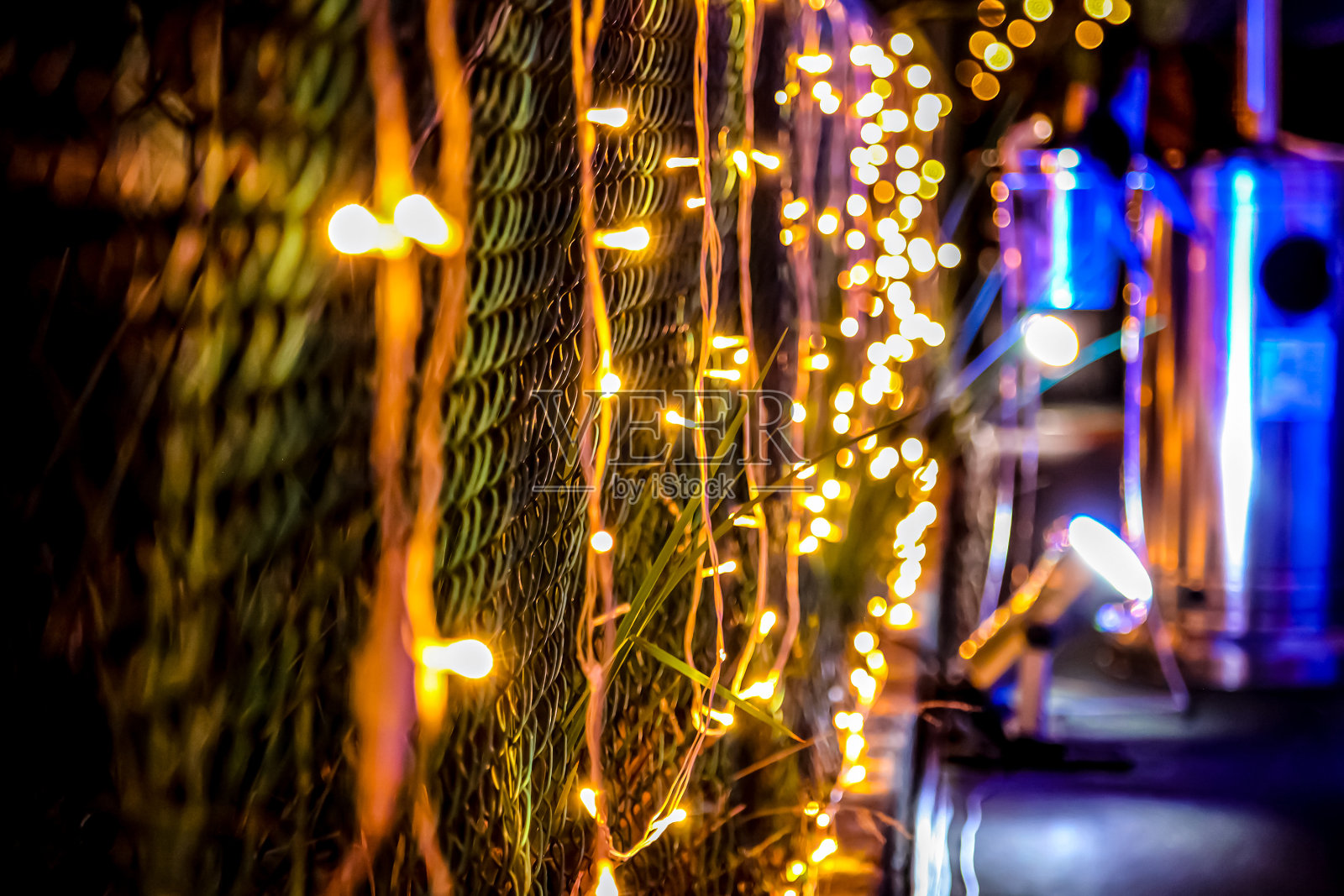 为聚会或晚宴准备的圣诞彩灯和装饰品照片摄影图片