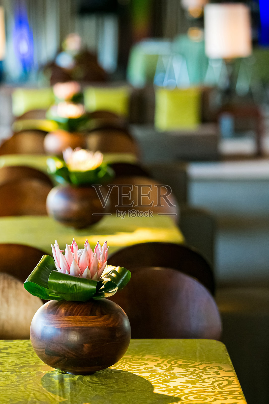 公司聚会活动的花桌布置照片摄影图片