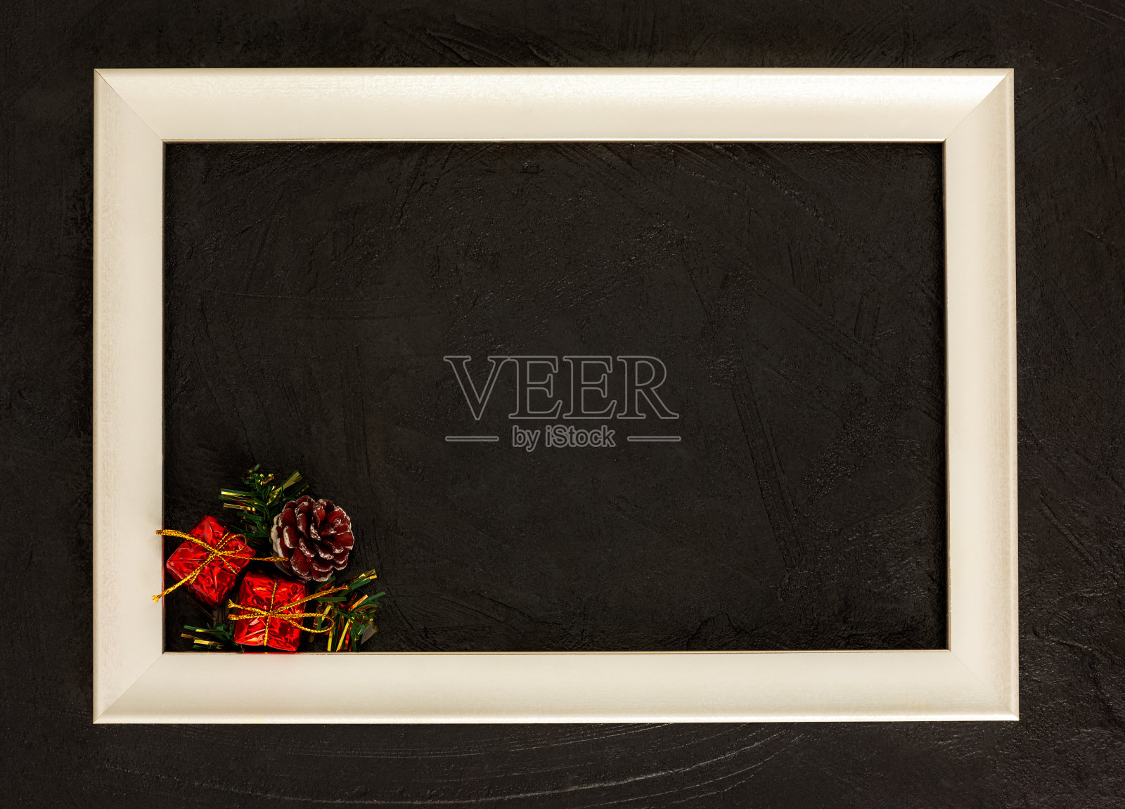 新年贺卡从一个框架和装饰在一个黑色的背景。照片摄影图片