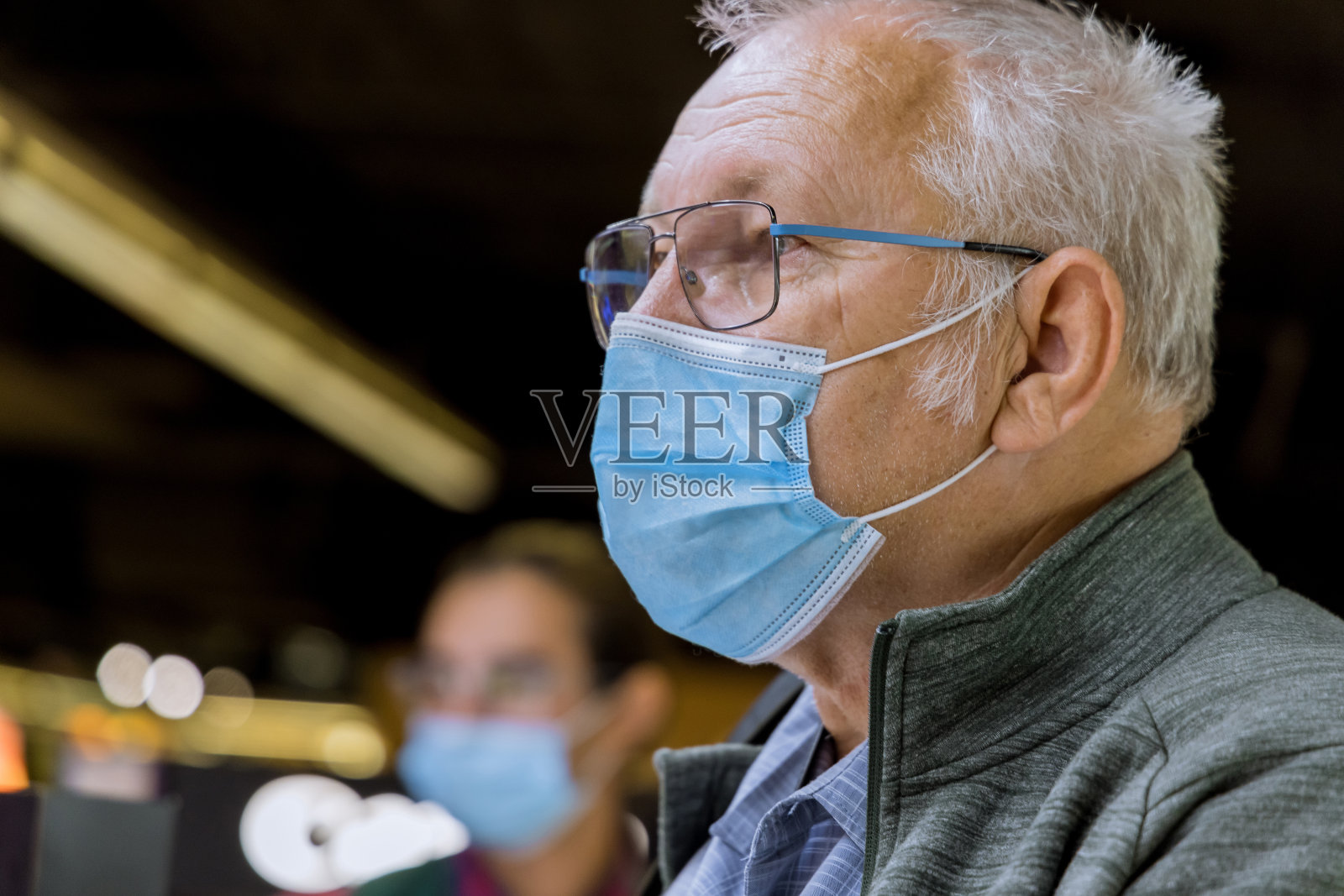 戴口罩的男子为2019冠状病毒疫情在地铁车站大流行的地铁男性保健。照片摄影图片