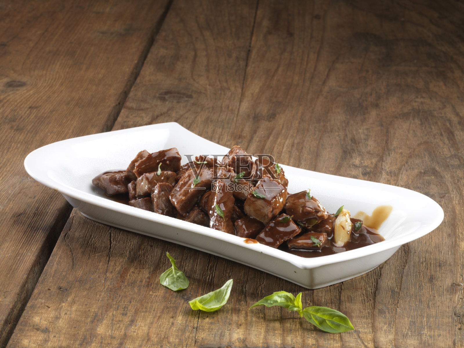 肉菜配瓷碟。照片摄影图片