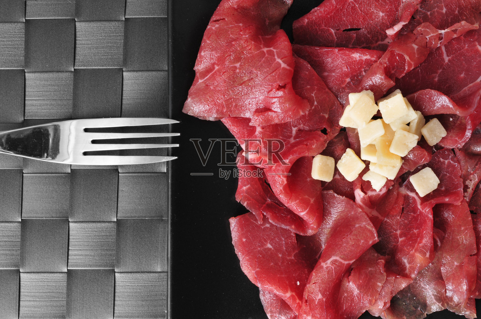 牛肉片配帕尔马干酪照片摄影图片